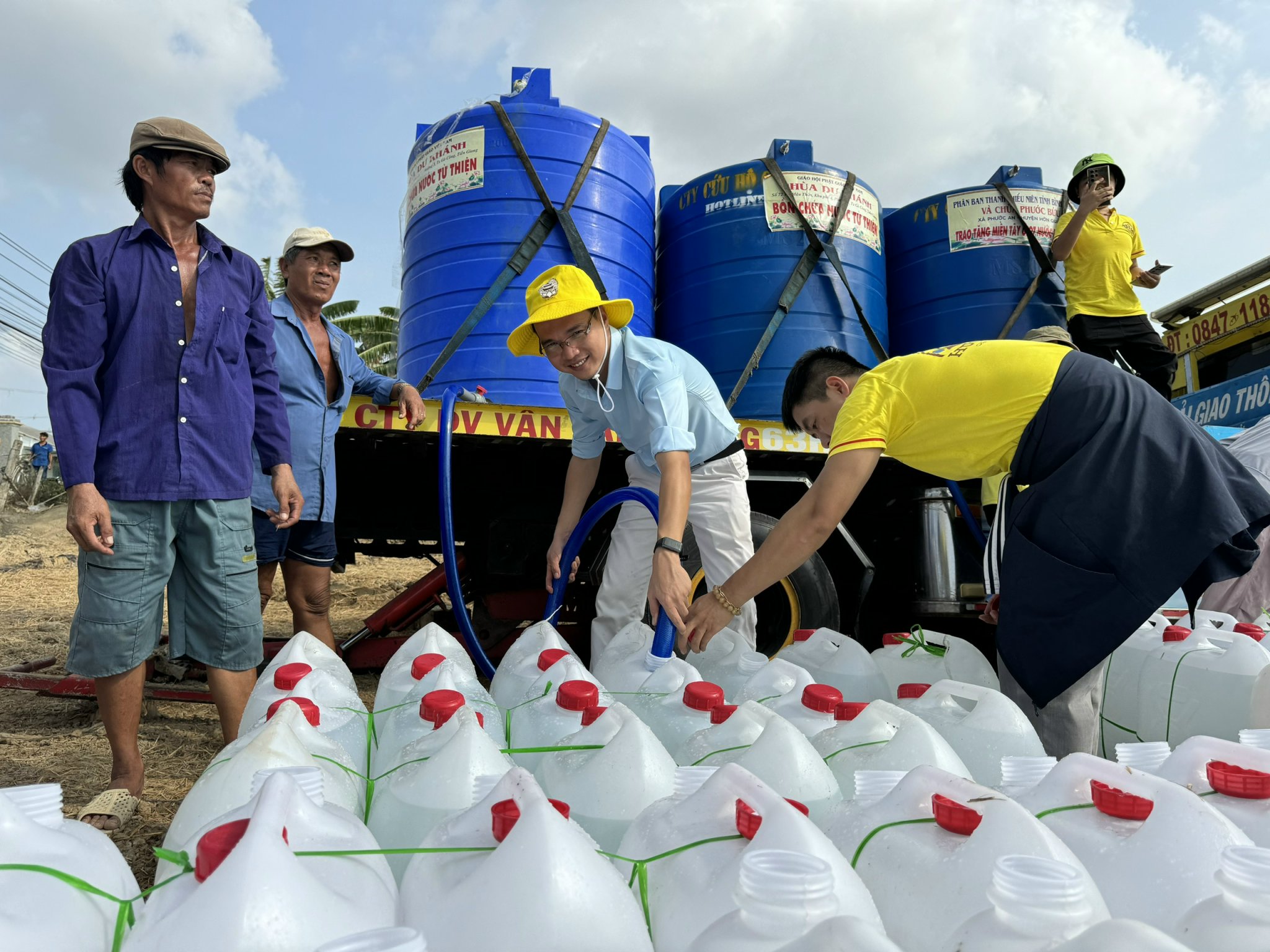 Donating clean water in Tien Giang Province